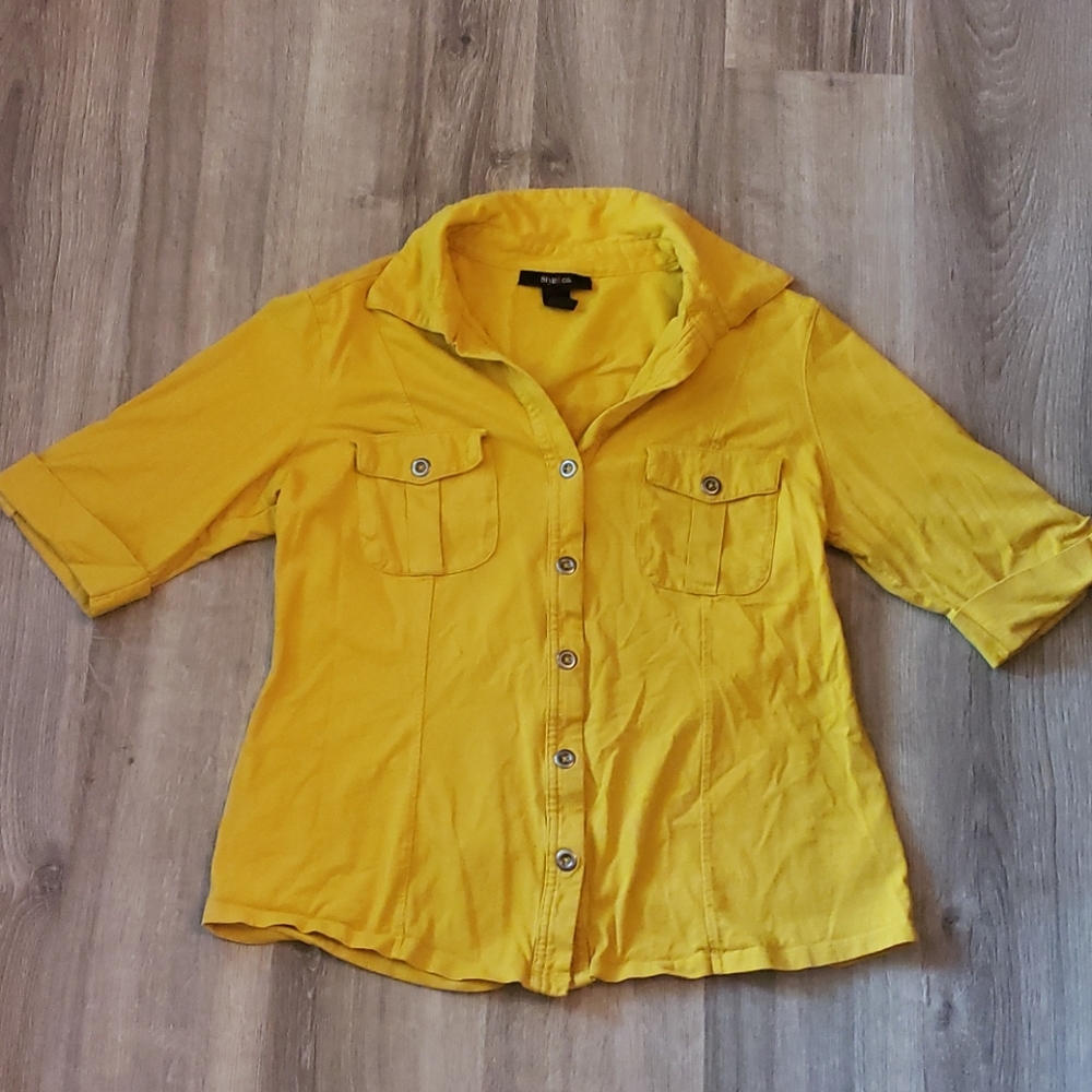 Yellow 1/4 sleeve button to top. Size small